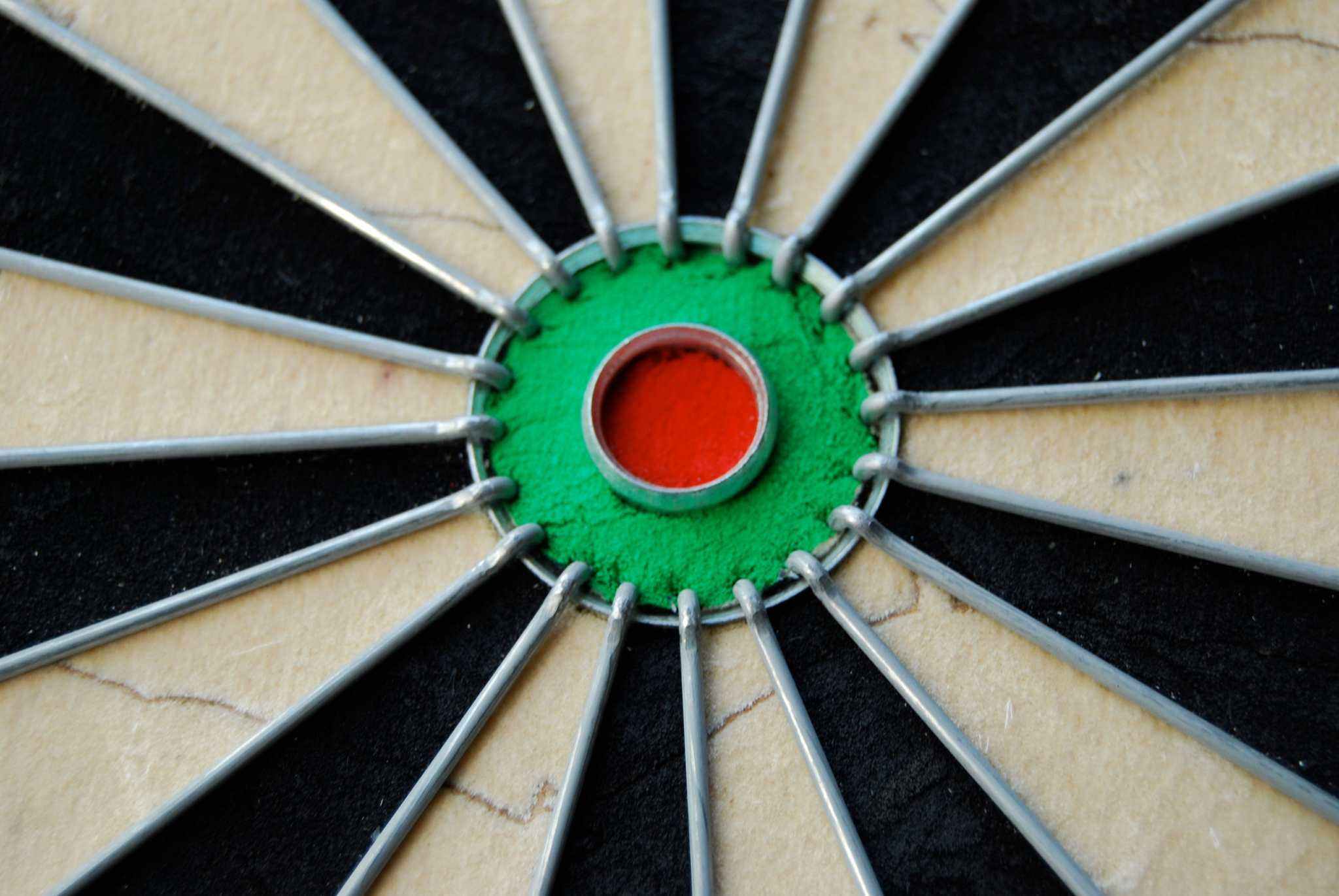Close-up of Winmau Pro SFB Dartboard staple-free bullseye with round-wire and Cliple II wiring system